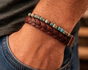 Pulseira artesanal em couro e contas azul turquesa – estilo boho rústico