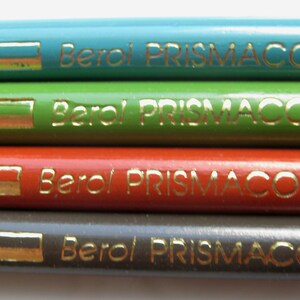 Op de afbeelding: Vier kleurpotloden met gouden opschrift "M&eacute;xico" en "Berol PRISMACOLOR". De potloden zijn turquoise, groen, rood en bruin.