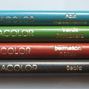 Op de afbeelding: Vier Prismacolor kleurpotloden met de merknaam en "Mexico" erop gedrukt. De potloden zijn gelabeld met de kleuren "Azul Aguamarina", "Verde Primavera", "Bermell&oacute;n P&aacute;lido" en "Sepia".