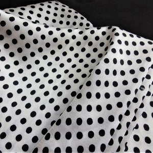 Indische Polka Dot Satin Stoff, indische Textil, Handwerk Nähen Kostüm Stoff, schwarze Punkte auf weiß - pro Meter