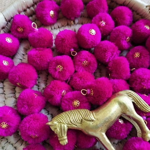 Boules poms poms faites à la main avec crochet en fil de fer, poms en laine, boules de fil, fourniture d’artisanat et de décoration - 100 pcs rose avec crochet en fil n capuchon