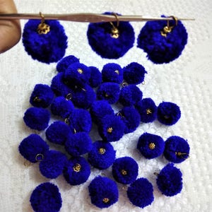 50 pcs Boules poms poms faites à la main avec crochet en fil de fer, poms poms en laine, boules de fil, fourniture d’artisanat et de décoration - Bleu royal avec crochet en fil de fer n capuchon