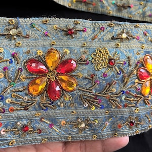 Dentelle en tissu de soie brodée indienne, garniture décorative Zardosi, bordure Sari, garniture de mariée Zari Kundan, ruban de costume de couture - 1 yard