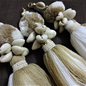 Pompons en coquillages cauris, pompons, décorations en coquillages cauris, pompons en laine, décoration bohème, pompons indiens - 2 pcs