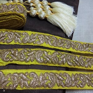 インド刺繍の黄色いザリトリム、クラフトリボン、サリーボーダー、ペイズリーザリ生地レース、装飾用裁縫リボン - 9ヤード
