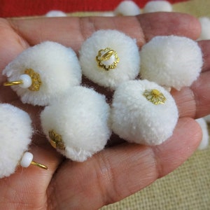 Pompons faits main avec crochet en fil de fer, pompons en laine, pelotes de laine, fournitures pour travaux manuels et décoration - 100 pcs Blanc avec crochet en fil de laiton et capuchon