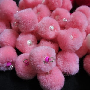 50 pcs Handmade Pom Poms Balls avec Crochet de fil, Pom Poms woolen, boules de fil, artisanat et de décoration approvisionnement- rose avec crochet de fil en laiton argenté n Cap