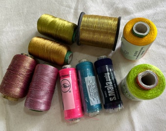 Indische Seidenfäden, natürliches handgesponnenes Baumwollgarn, Maschinenstickerei-Metallfaden, Nähfaden, Zari-Faden, Destash - Assorted 10