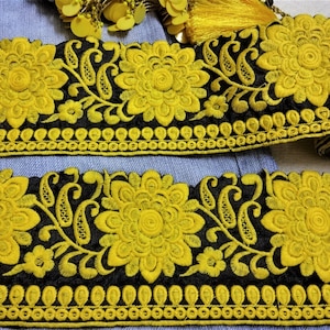 Bordure découpée brodée jaune moutarde, dentelle pour tissu artisanal, bordure florale en sari, bordure en gros de créateur de couture de mariée indienne - 1 mètre
