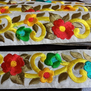 Indien brodé dentelle, artisanat garniture, ruban décoratif, garniture de tissu floral, sari frontière, mariage, mariée, designer couture dentelle-1 mètre