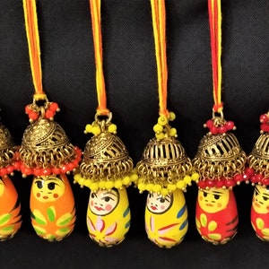 Quasten: Holzgeschnitzte Puppen mit Jhumka Quasten, Ethno Quasten, Indian Quasten - 3er Set Orange, Gelb und Rot je einen