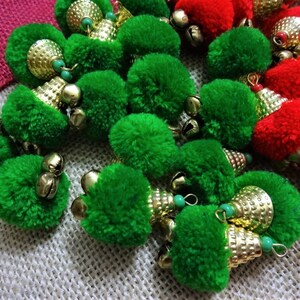 Pompons faits main avec crochet en fil de fer, pompons en laine avec bonnets et grelots, pelotes de laine, fournitures pour travaux manuels et décoration de Noël - 30 pcs Vert