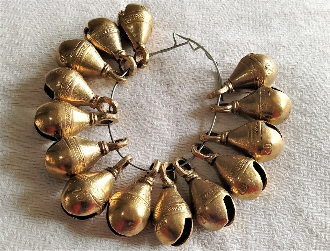 Bellsvilla Metal Hanging Cow Bells On Jute Rope For Christmas Home Garden Rusted Old Door & Christmas Tree Vintage And Giant Hanging Decor - India