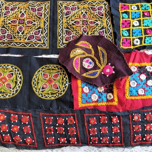 Kutch Geborduurde vierkante etnische naaien op patches, stof geborduurde spiegel Appliques, Indiase Tribal Patch Boho Diverse - set van 12