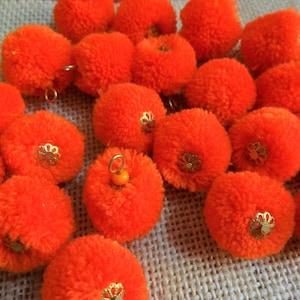 100 pompons faits main avec crochet métallique, pompons en laine, pelotes de laine, produits créatifs et accessoires de décoration - Orange foncé avec crochet métallique et bonnet