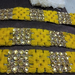 インド刺繍レース、黄色のトリム、クラフトリボン、サリーボーダー、ラインストーンレース、ファブリックレース、装飾リボン - 2メートル
