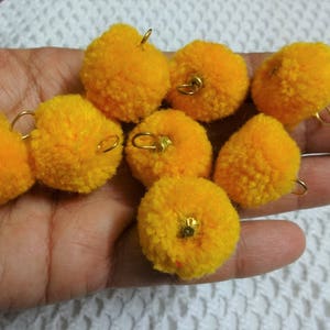 70 PCs fait à la main pom poms boules avec boucle de fil, pompons en laine, boules de fil, artisanat et décoration d’alimentation-jaune avec boucle en fil de laiton
