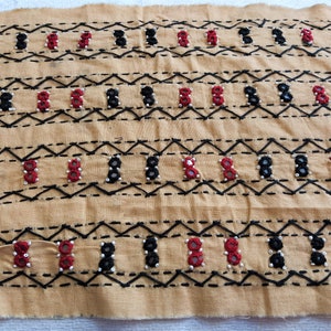 Indische Spitze, Beige bestickt ethnischen Stoff Trim, dekorative Kutch Textil mit Shisha Spiegel, Nähen Versorgung - 1 Meter