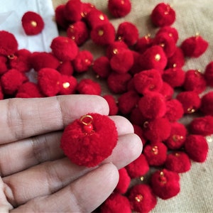50 pcs boules de pompons faites à la main avec crochet métallique, pompons en laine, boules de fil, fournitures d'artisanat et de décoration - rouge foncé avec crochet métallique n Cap