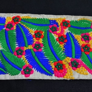 Indische Spitze, breite dekorative Borte, Handwerks-Band, gestickte Sari-Bordüre, Nähborte, breite Stoffspitze, Großverkauf - 60 Zoll