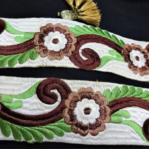 Dentelle indienne, garniture large, bordure de sari, dentelle de tissu, embellissement décoratif d’album, ruban indien, garniture brodée - 1 mètre