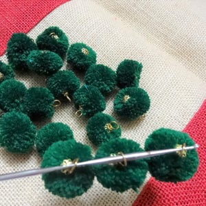 100 pompons faits main avec crochet en fil de fer, pompons en laine, pelotes de laine, produits créatifs et articles de décoration - VERT foncé avec crochet en fil de laiton