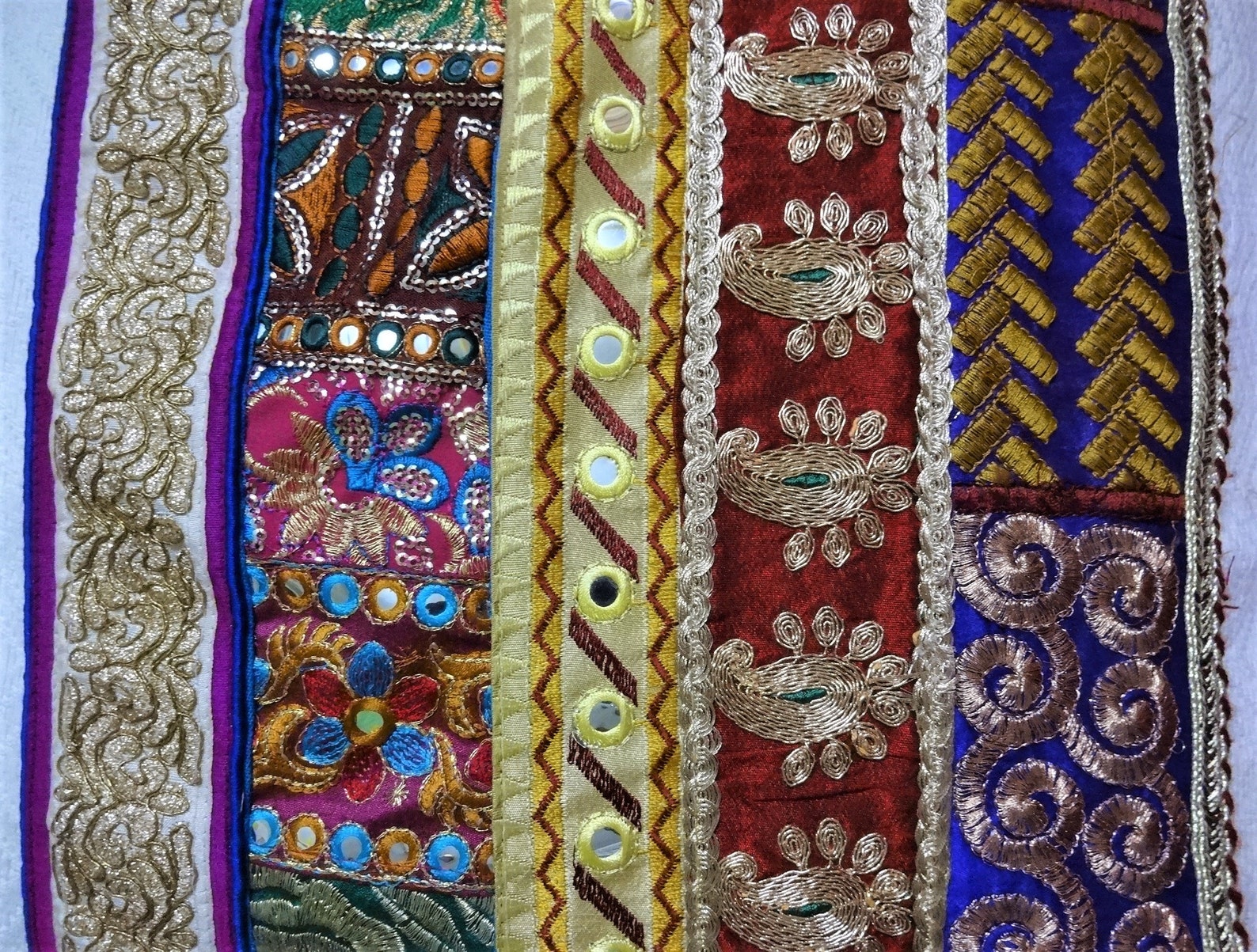 Tapisserie indienne brodée : Zari, perles, oeuvre d'art murale en