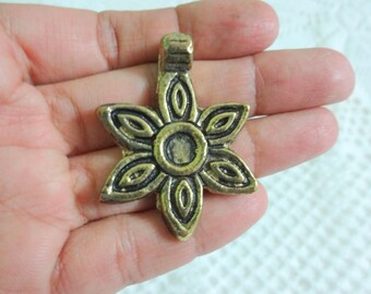 Colgantes con dije de flor de metal tono latón antiguo, suministros para joyería, colgantes étnicos - colgantes indios - juego de 2