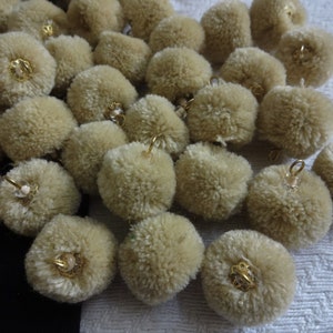 Boules poms poms faites à la main avec crochet en fil de fer, poms pom en laine, boules de fil, fourniture d’artisanat et de décoration - 90 pcs beige avec crochet en fil de laiton doré n capuchon