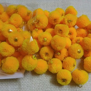100 boules de pompons faites à la main avec crochet métallique, pompons en laine, boules de fil, fournitures d'artisanat et de décoration - Jaune avec crochet métallique n Cap