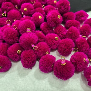 50 pompons faits main avec crochet métallique, pompons en laine, pelotes de laine, produits créatifs et accessoires de décoration - Rose avec crochet métallique et capuchon