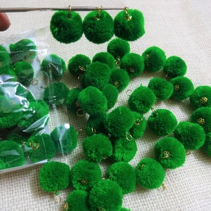100 pompons faits à la main avec crochet métallique, pompons en laine, pelotes de laine, fournitures pour travaux manuels et décoration - Vert avec crochet métallique et bonnet