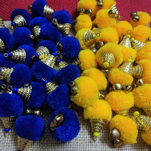 Boules faites à la main de Pom Poms avec le crochet de fil, pom-poms de woolen avec des cloches de cap n, boules de fil, approvisionnement d’artisanat et de décoration de Noël - 20 pcs jaune