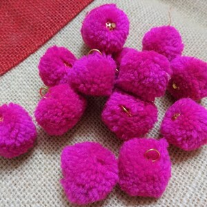 70 pompons faits main avec boucle en fil de fer, pompons en laine, pelotes de laine, produits créatifs et articles de décoration - Fuchsia avec boucle en fil de laiton