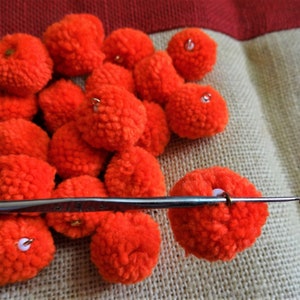 Pompons faits main avec crochet en fil de fer, pompons en laine, pelotes de laine, produits artisanaux et décoration - 30 pièces orange foncé avec crochet en fil de fer et bonnet