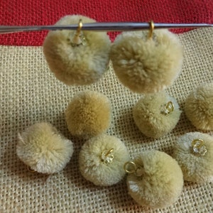 100 pcs Handmade Pom Poms Balls avec crochet en fil de fer, poms poms en laine, boules de fil, fourniture d’artisanat et de décoration -Beige avec crochet en fil de laiton doré n Cap