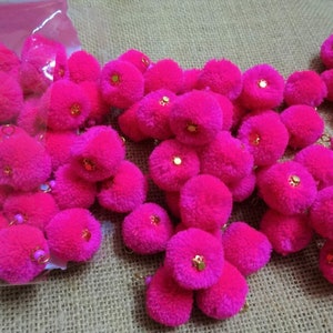 50 pcs Handmade Pom Poms Balls avec crochet en fil de fer, Pom Poms en laine, boules de fil, fourniture d’artisanat et de décoration - Rose avec crochet en fil n Cap