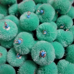 Boules poms poms faites à la main avec crochet en fil de fer, poms pom en laine, boules de fil, fourniture d’artisanat et de décoration -100 pcs Turquoise avec crochet en fil ARGENT