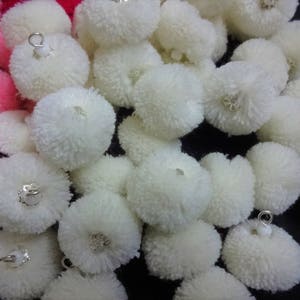 100 pcs Handmade Pom Poms Balls avec Crochet de fil, Pom Poms woolen, boules de fil, craft et de décoration approvisionnement - Blanc avec crochet de fil d’argent n Cap