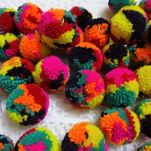 25 pcs Boules Pom Poms faites à la main avec boucle de fil, Pom Poms de laine, boules de fil, artisanat et approvisionnement de décoration - taille large avec crochet de fil de laiton
