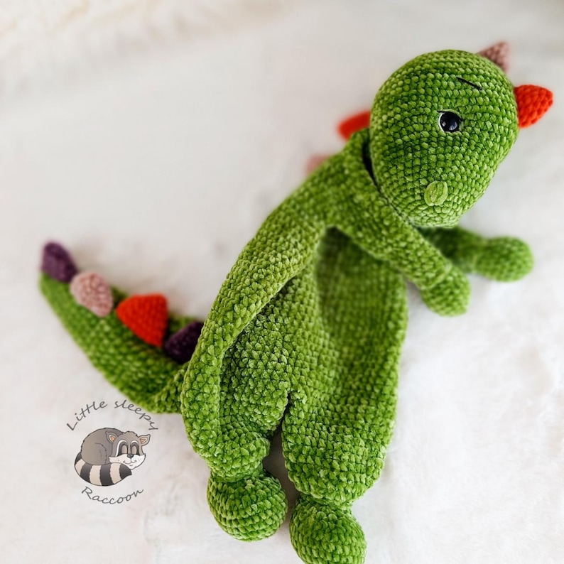 Wzór na szydełkową kołdrę z dinozaurem – Amigurumi Lovey Comforter w formacie PDF w 4 językach zdjęcie 9