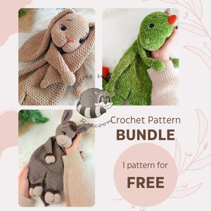 Pode incluir: Um pacote de padrões de crochê com três bichos de pelúcia feitos à mão: um coelho bege, um dinossauro verde e um burro cinza. O texto "Crochet Pattern Bundle" e "1 pattern for FREE" também são visíveis.