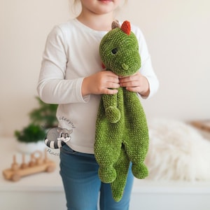 Wzór na szydełkową kołdrę z dinozaurem – Amigurumi Lovey Comforter w formacie PDF w 4 językach zdjęcie 2