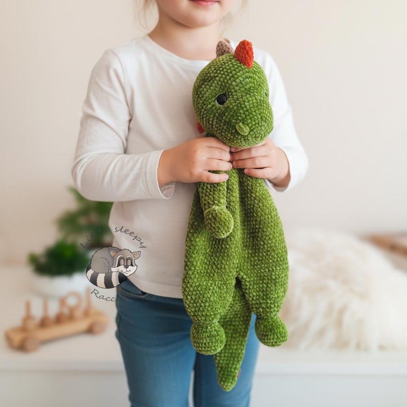 Wzór na szydełkową kołdrę z dinozaurem – Amigurumi Lovey Comforter w formacie PDF w 4 językach zdjęcie 2