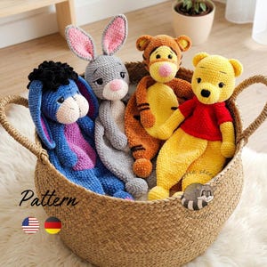 Peut inclure: Quatre peluches crochetées dans un panier tressé. Les jouets incluent un âne bleu avec des cheveux noirs, un lapin gris aux oreilles doublées de rose, un tigre orange et jaune, et un ours jaune en chemise rouge. Le mot Pattern est imprimé à gauche.