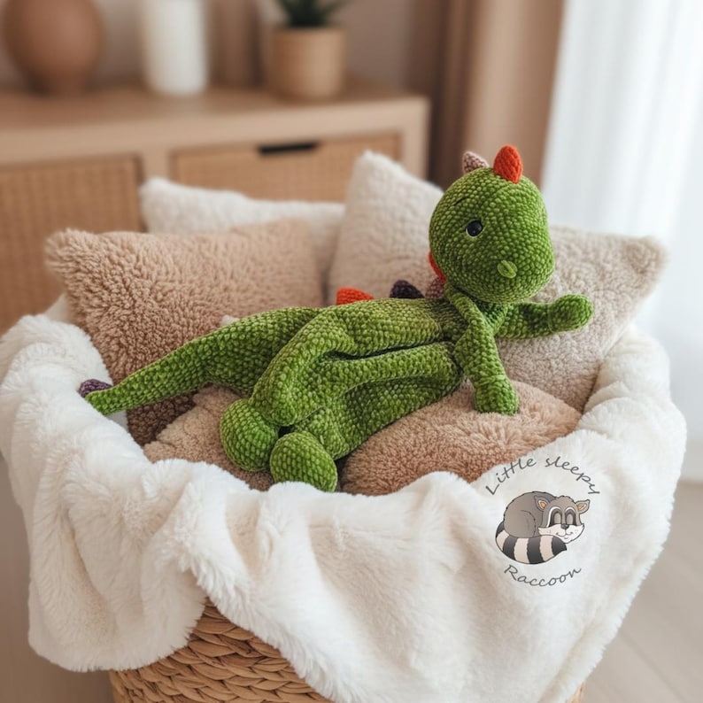 Wzór na szydełkową kołdrę z dinozaurem – Amigurumi Lovey Comforter w formacie PDF w 4 językach zdjęcie 3