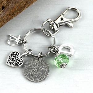 70歳の誕生日プレゼント：1956年製シックスペンスチャームバッグクリップ、イニシャル＆誕生石