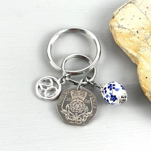 Regalo del 20.º aniversario, llavero o clip con moneda de veinte peniques británica de 2006 con dije de cuentas de China, regalo de aniversario de China.