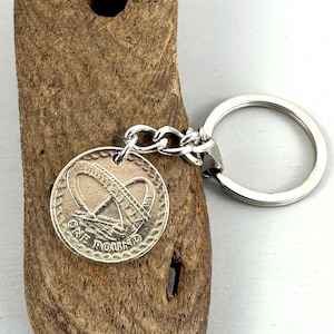 2007 British round pound coin keychain or clip, one pound 2007 birth year key ring, perfect for 18th birthday gift or anniversary present