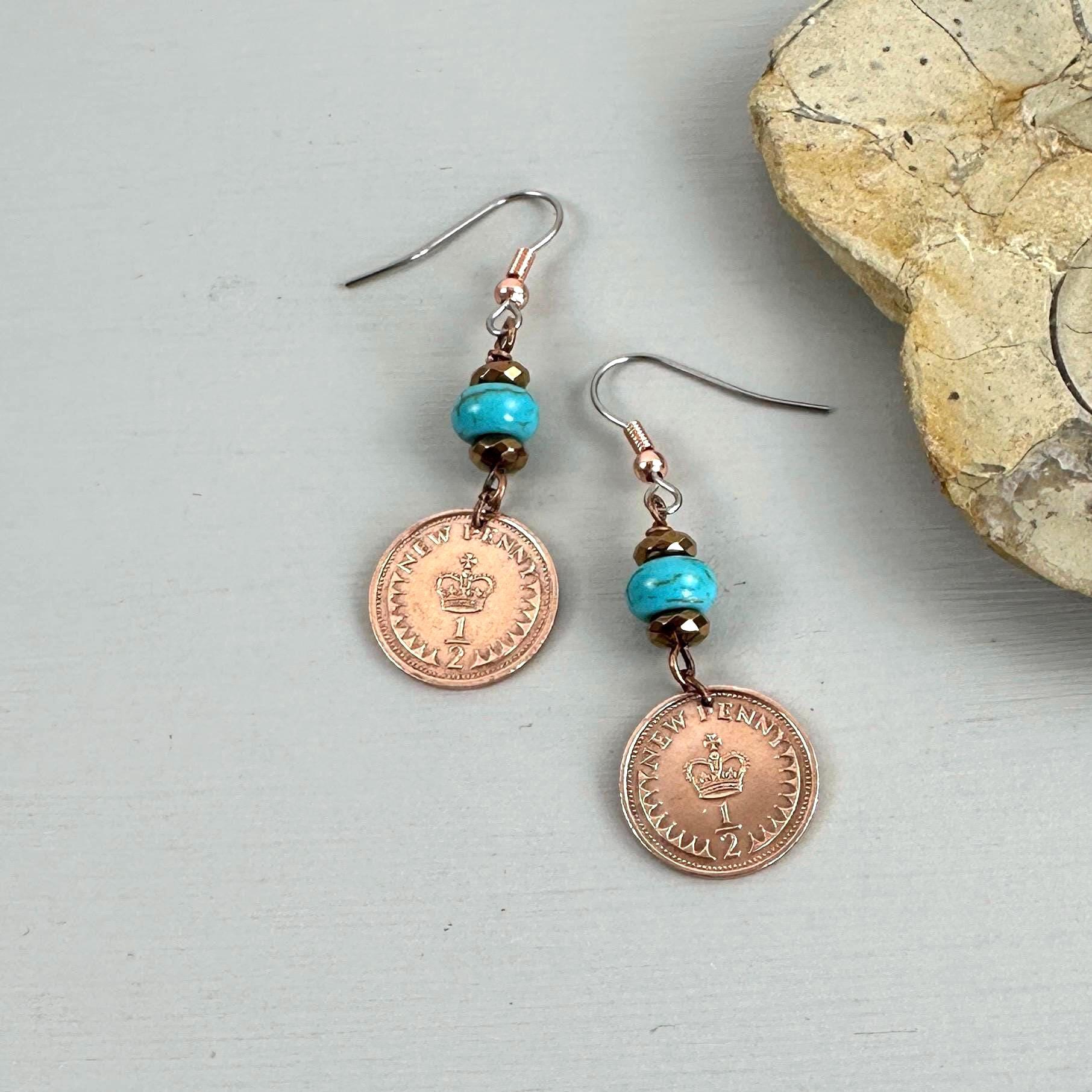 1974年英国ハーフペニーコインイヤリング:ターコイズハウライト、ハンドメイド